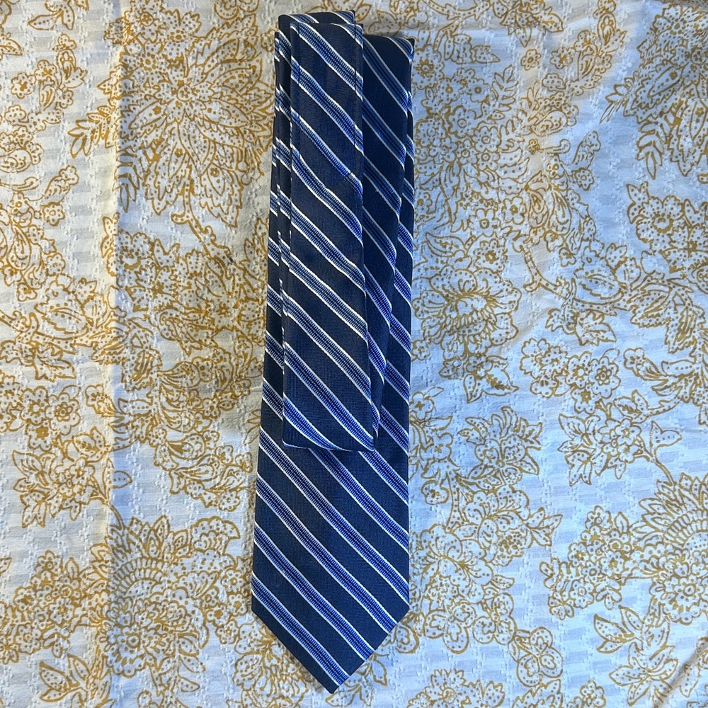 Roundtree & Yorke Navy and White Striped Tie